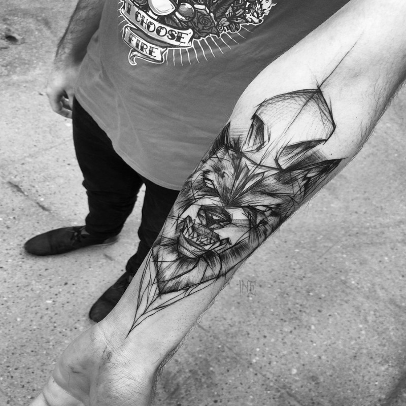 Assustador desenhado por Inez Janiak tatuagem antebraço de cabeça de lobo