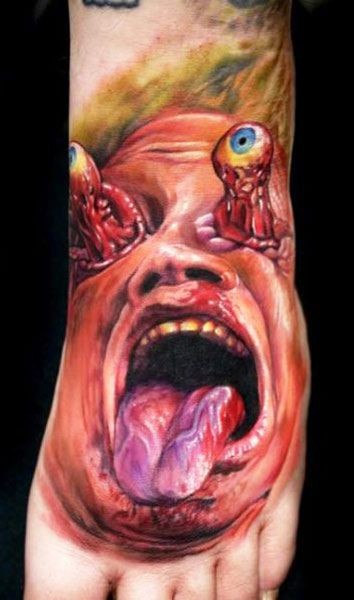raccapricciante film orrore uomo mostro uocchi fuori tatuaggio su piede