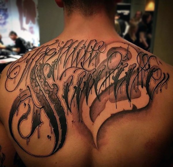 Gruselig aussehendes schwarzes Rücken Tattoo von ungewöhnlichem Schriftzug