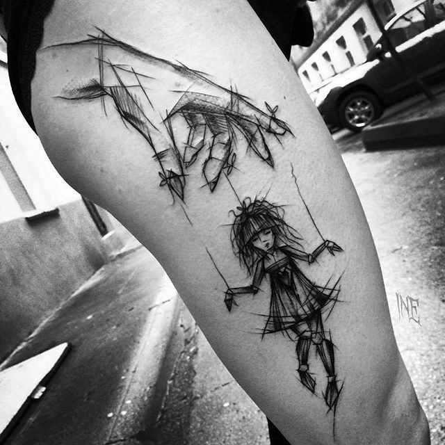 Tinta preta assustadora pintada por Inez Janiak esboço de tatuagem de mão com fantoche