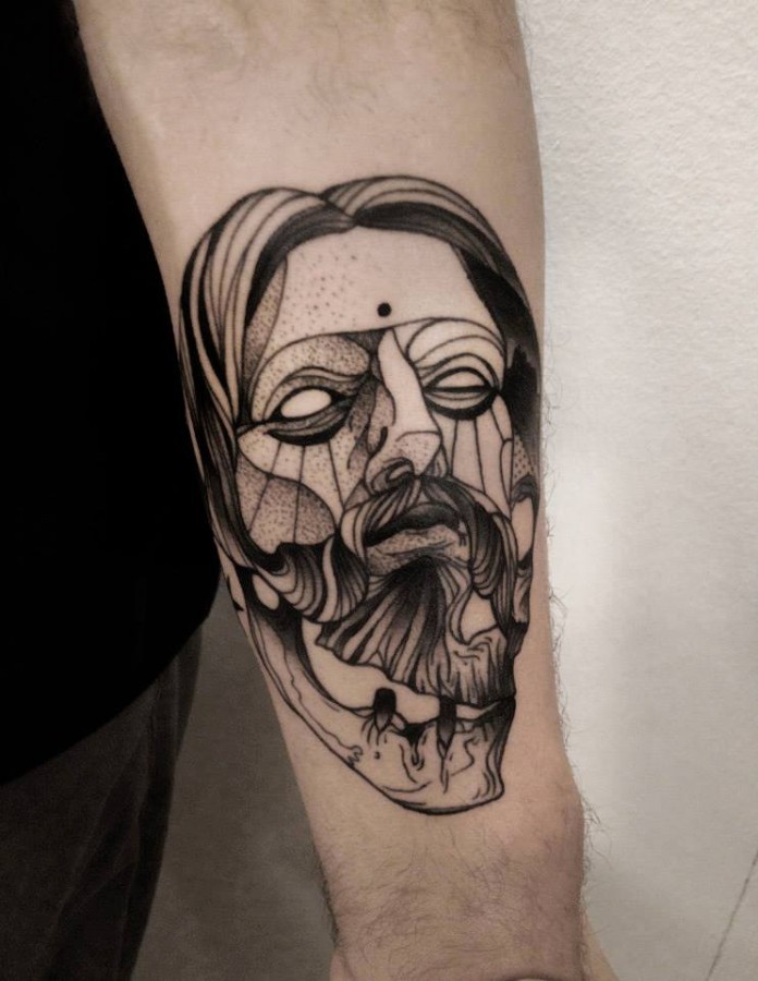 Tatuagem de antebraço estilo blackwork assustador olhando de retrato de homem por Michele Zingales