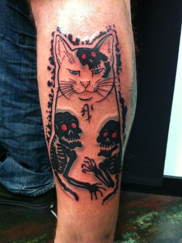 Tatuagem de perna colorida com aparência assustadora de gato Manmon com esqueletos humanos