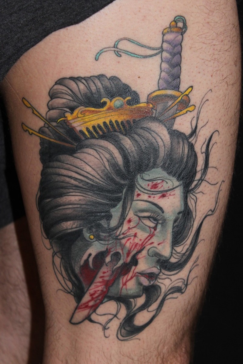 Gruselig aussehendes farbiges Oberschenkel Tattoo mit abgetrenntem Geishas Kopf mit Dolch