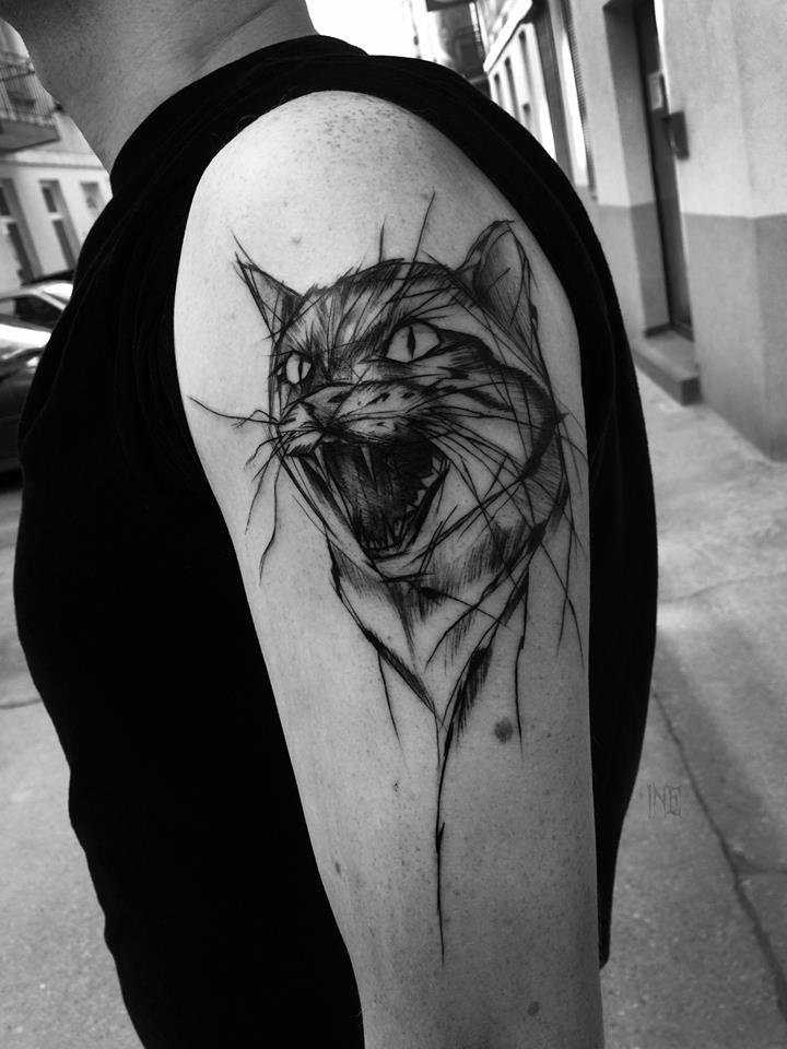 Stile di schizzo dall&quotaspetto inquietante dipinto da Inez Janiak tatuaggio della testa di gatto