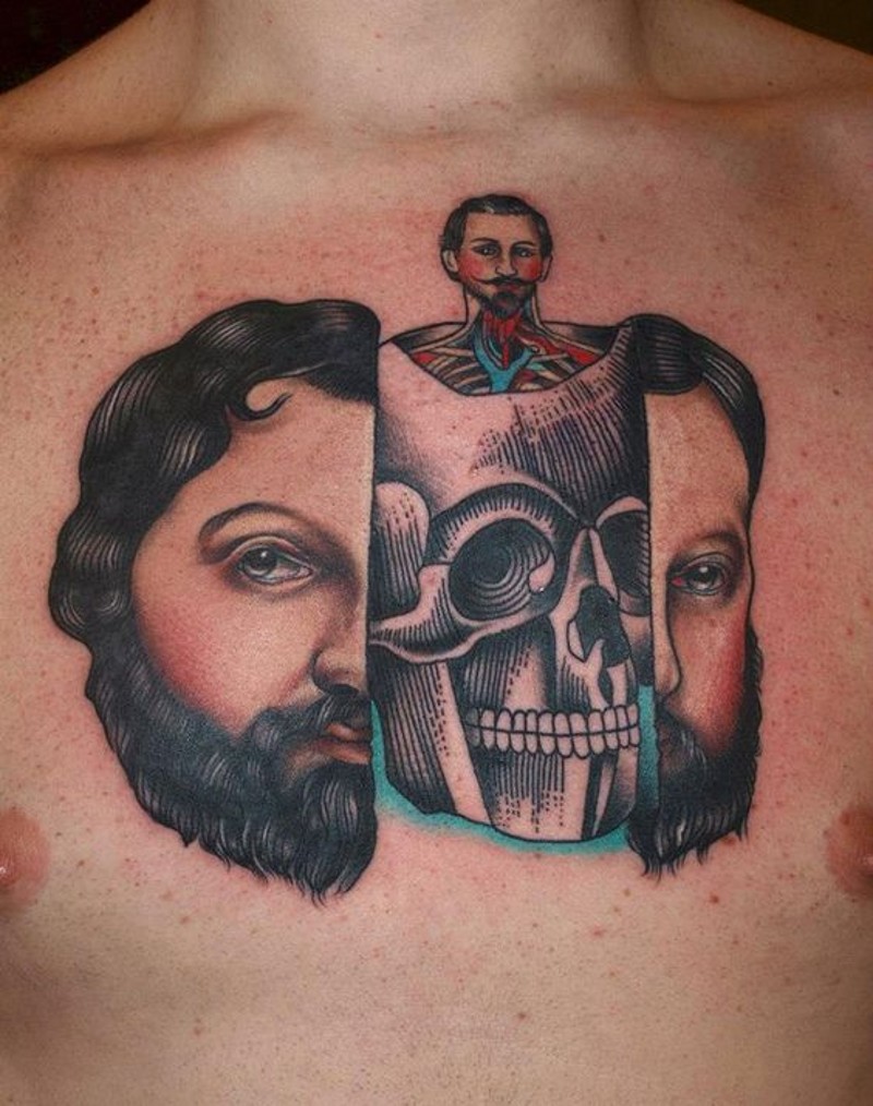 Tatuaje en el pecho,  dos mitades de cabeza con cráneo y hombre en el