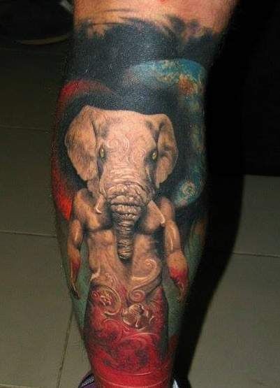 meraviglioso dipinto demonico meta elefante meta uomo tatuaggio su gamba
