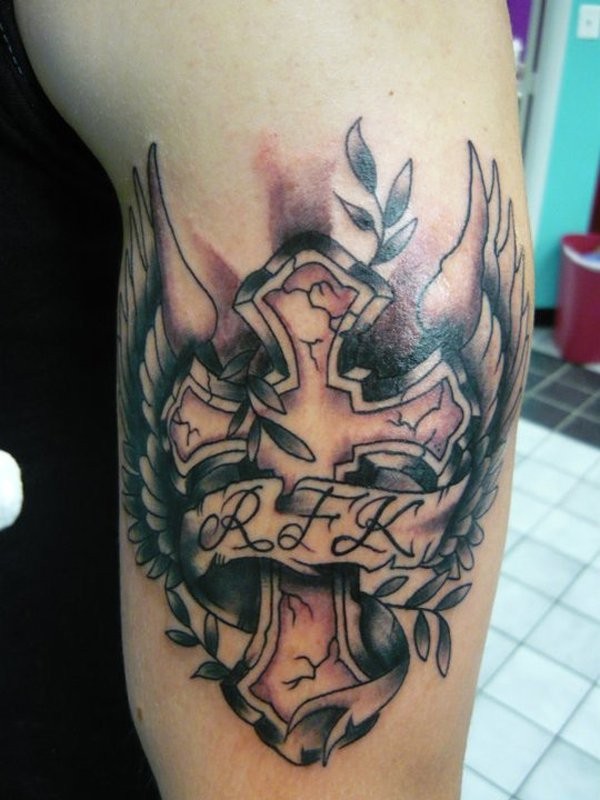 croce con iniziali e ali tatuaggio sul braccio