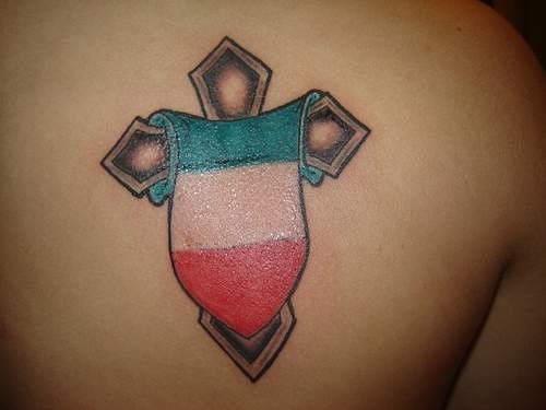 croce con bandiera italiana tatuaggio