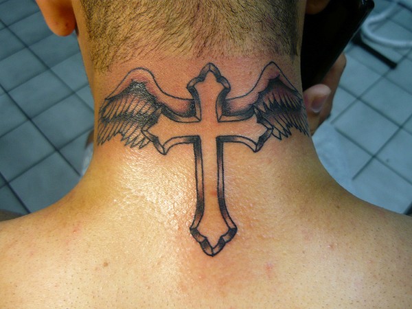 Tatuaje en el cuello, cruz con alas preciosa