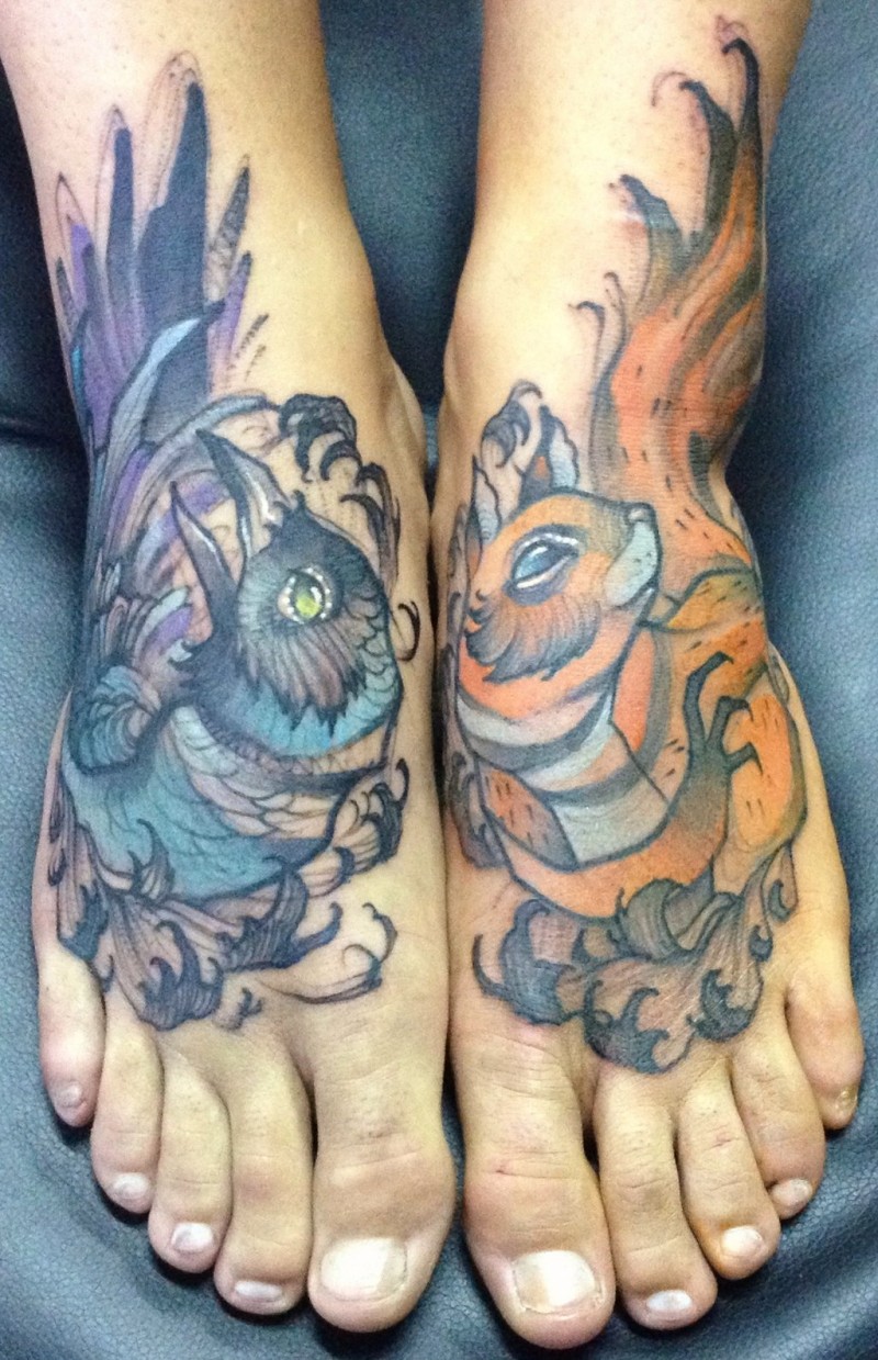 corvo e scoiattolo tatuaggio dipinto su piede