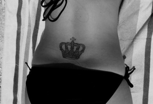 Tatuaje de corona tradicional en la espalda baja