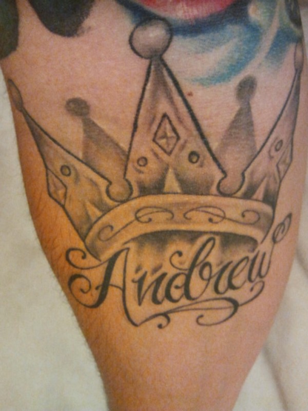 Tatuaje  de corona estilizada con un nombre