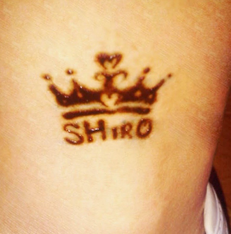 Tattoo mit Krone und Inschrift Shiro