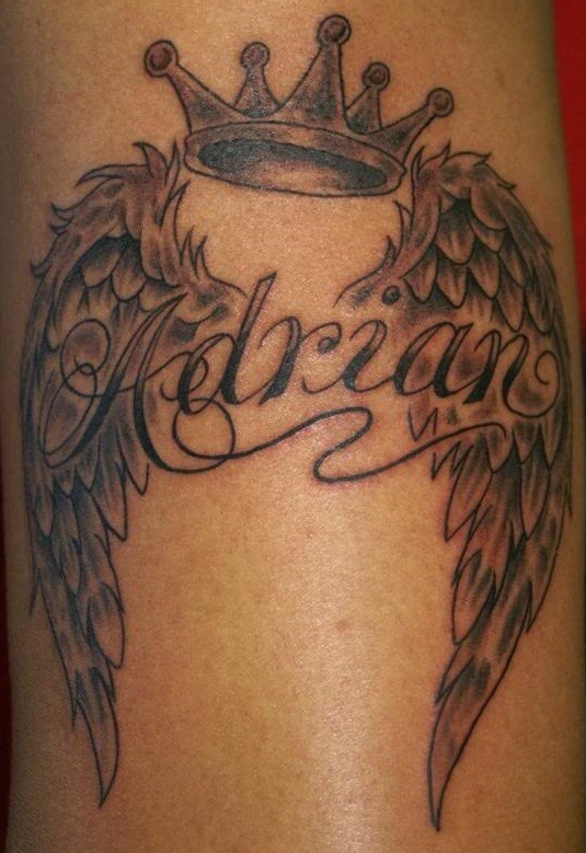 Tattoo mit Krone, Flügeln und Inschrift