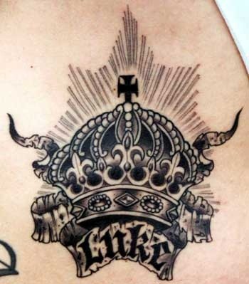 Tatuaje  de corona con cuernos para hombres