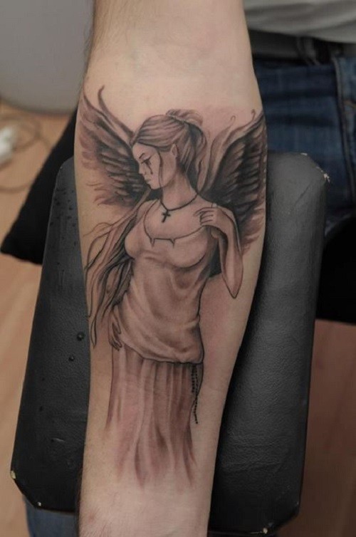 bellissima angelo ragazza piangendo tatuaggio su braccio
