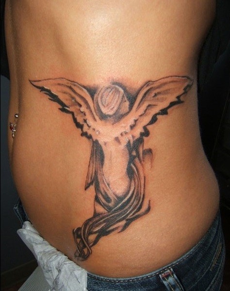 Tatuaje en el costado,
ángel delgada arrodillada