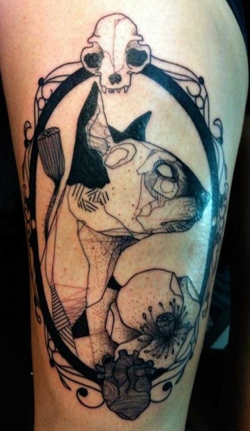 particolare stilizzato dipinto ritratto di gatto con fiore tatuaggio nero e bianco su braccio