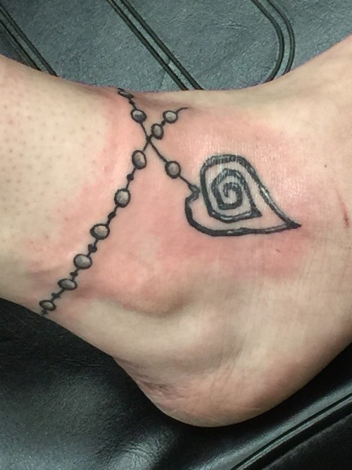 Curl heart shape ankle bracelet tattoo