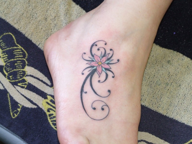 Tattoo von Blümchen mit Schnörkeln auf dem Fuß für Frauen