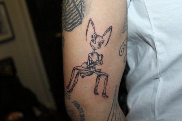 Süßes Arm Tattoo mit Zeichentrickameise