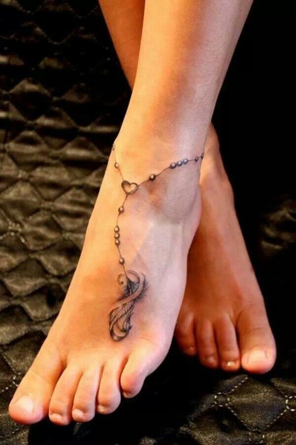 Tatuaje  de collar con pluma   en el pie