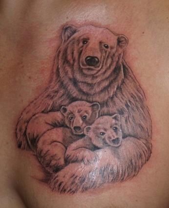 Tatuaje  de oso con cachorros bonitos