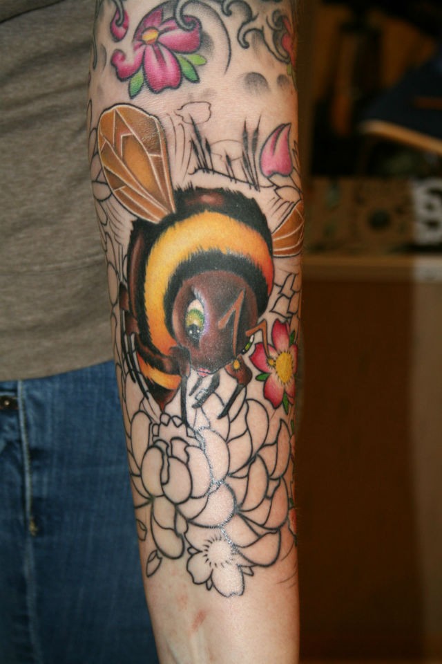 Tatuaje en el antebrazo,
abeja grande alucinante