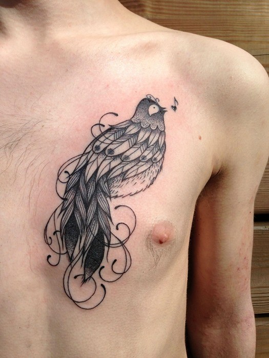 uccello carino canta tatuaggio su petto di uomo