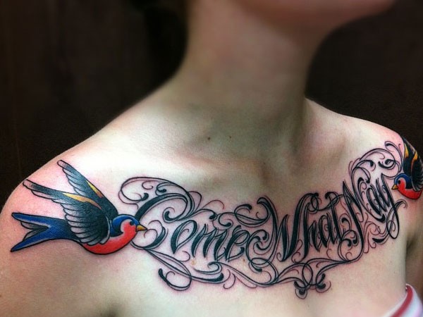 Tattoo von schönen Vögeln mit Aufschrift auf der Brust