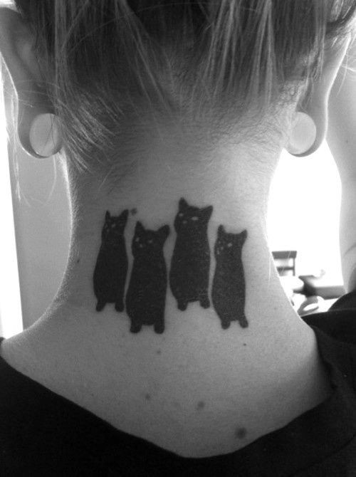 Tatuaggio curioso sul collo quattro gatti neri