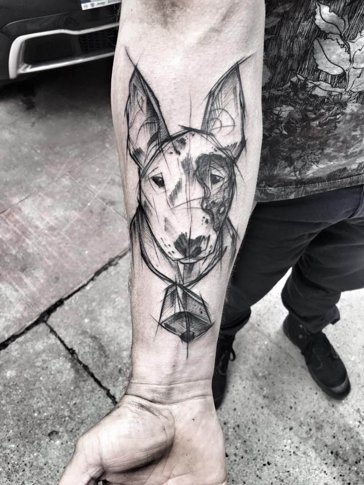 Tinta preta fofa pintada por Inez Janiak tatuagem de antebraço do retrato de cachorro