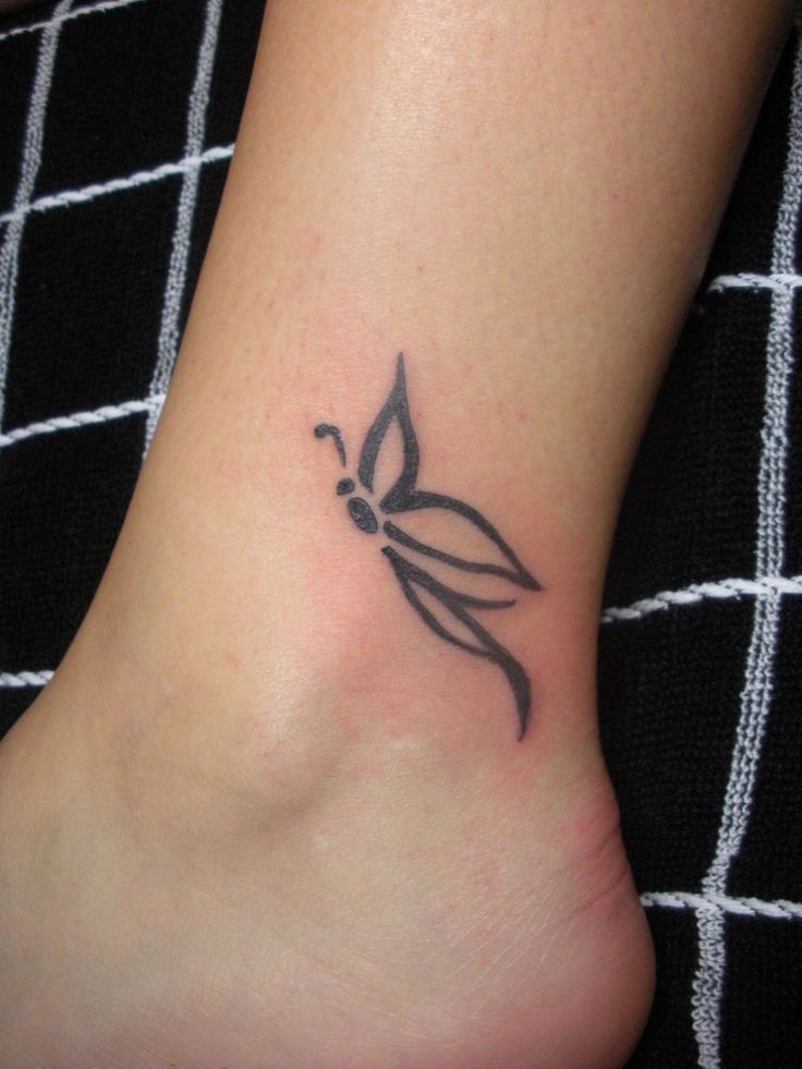 Tatuaje  de mariposa no pintada  en el tobillo
