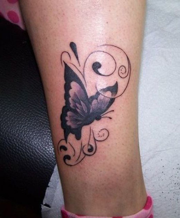 Tatuaje en el tobillo,  mariposa graciosa con rizos elegantes