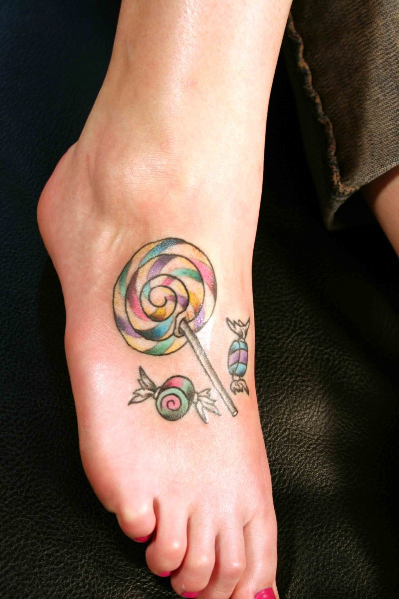Süßes Tattoo von Lollipop und Bonbons auf dem Fuß für Frau