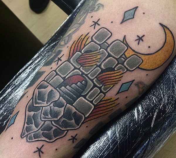 Tatuaje en el antebrazo, torre simple dibujado con media luna