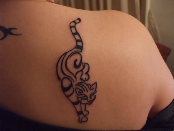 Tatuaggio piccolo sulla spalla il disegno di gatto