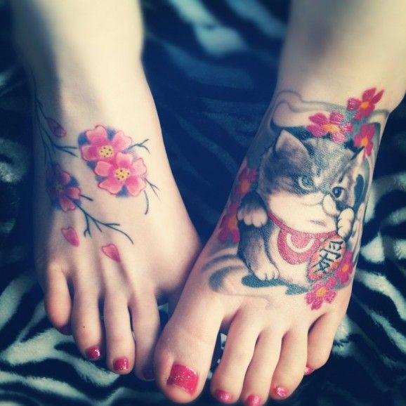 Tattoo von süßem Kater mit Kirschblüten auf Füßen