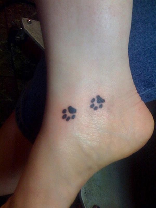 due piccoli impronti di zampe tatuaggio su caviglia di donne