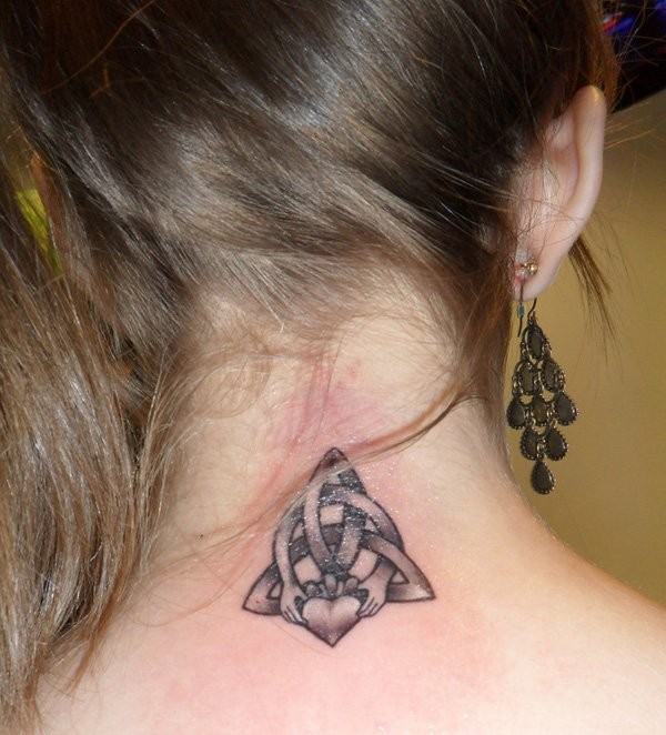 carino simbolo celtico trinitario tatuaggio sulla nuca per ragazza