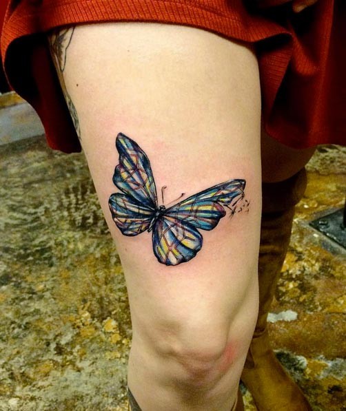 Tatuaje en el muslo, 
mariposa pequeña multicolor