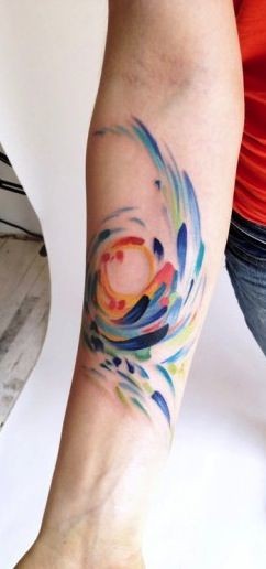 Tatuaje en el antebrazo,
torbellino pequeño abstracto multicolor