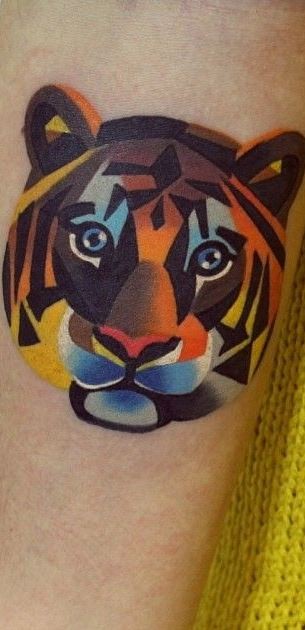testa tigre colorato avambraccio tatuaggio