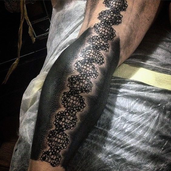 Tatuaje en la pierna, ADN estilizado en el fondo negro