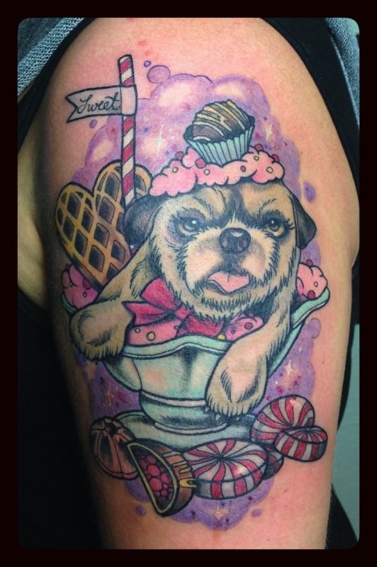 Tatuaje en el brazo, perro entre caramelos