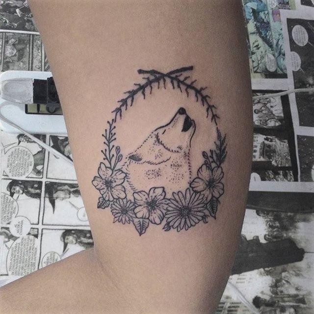 Cute dot style biceps tattoo of wolf portrait with flowers