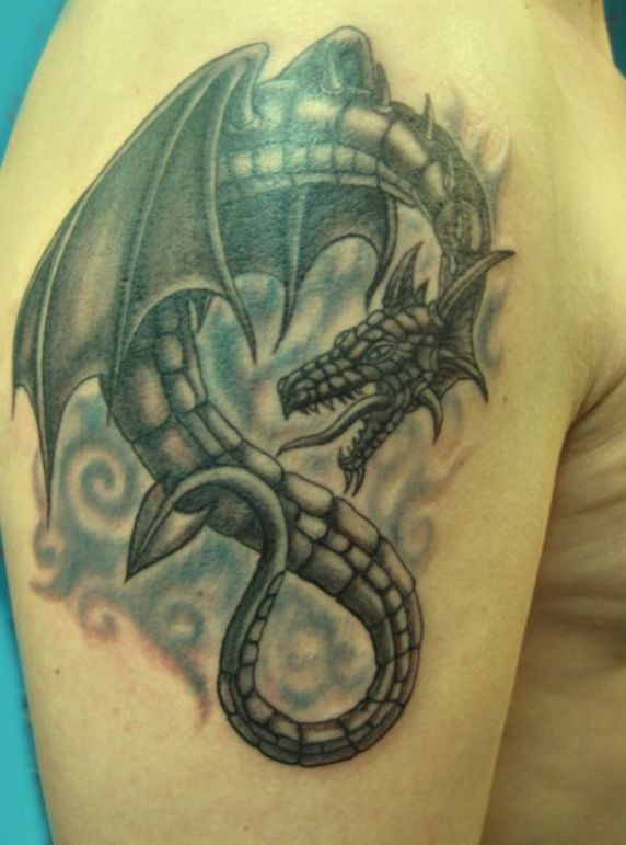 Tatuaggio sul deltoide il dragone con le ali