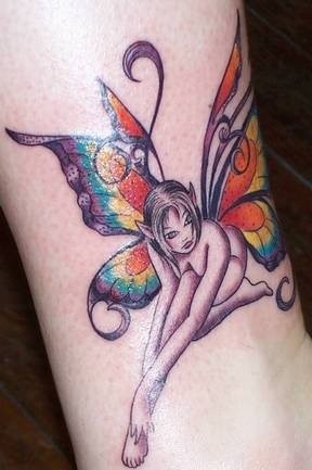 Tatuaje en la pierna, hada con alas abigarradas
