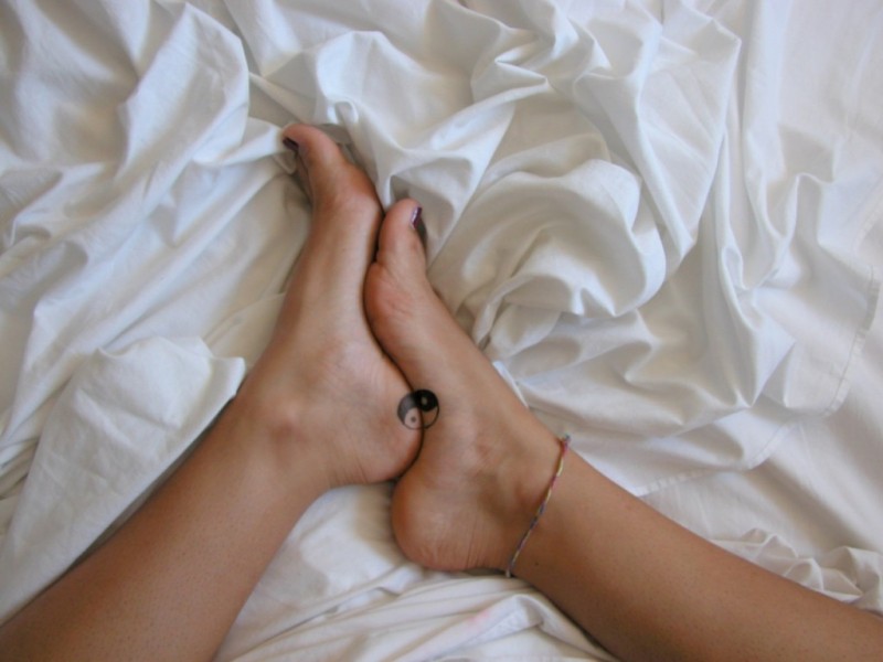 Tatuaje en los pies, yin yang diminuto, signo chino
