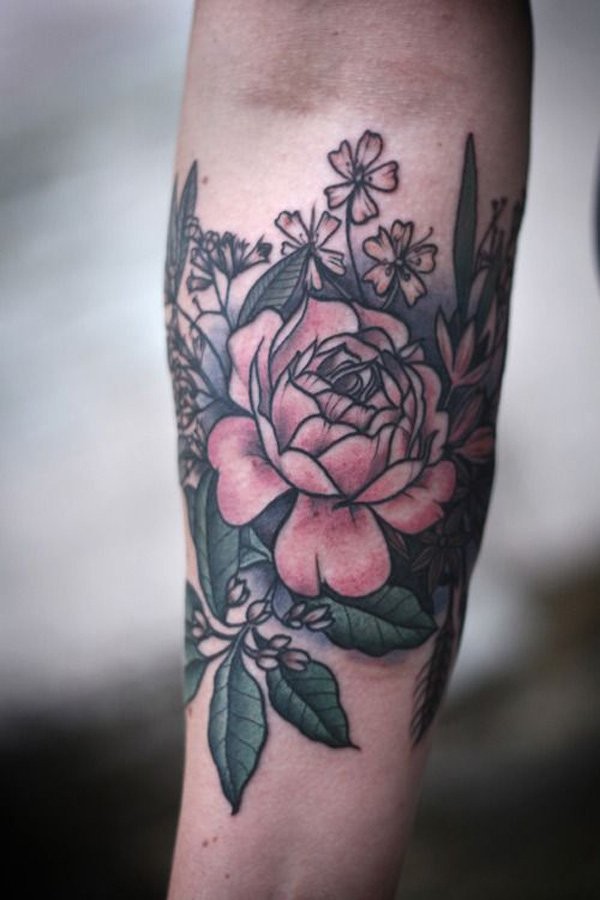 Tatuaje de flores exquisitas en el antebrazo